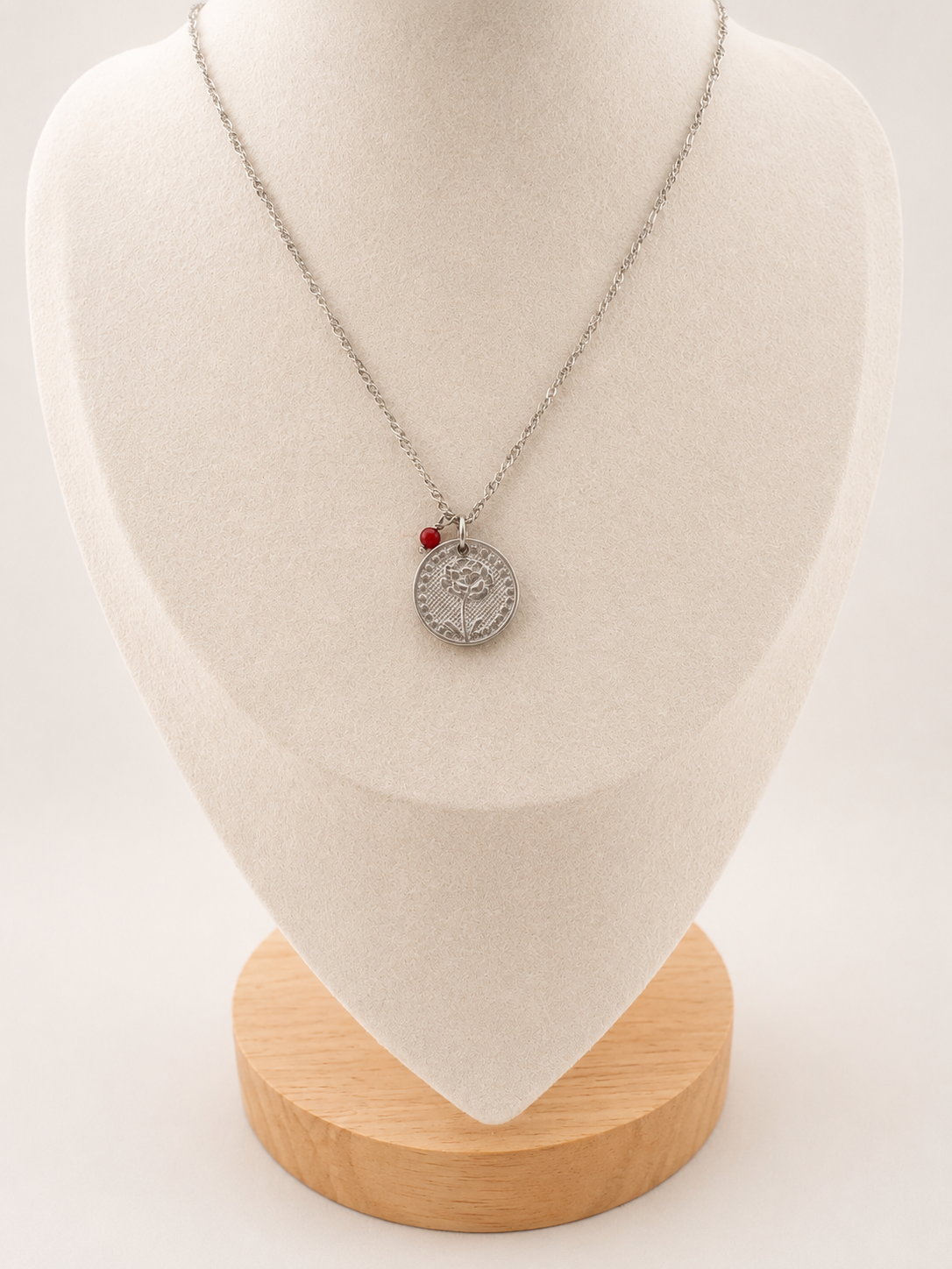 Rouhaya, collier argenté à médaille florale et perle rouge – OZ’anges