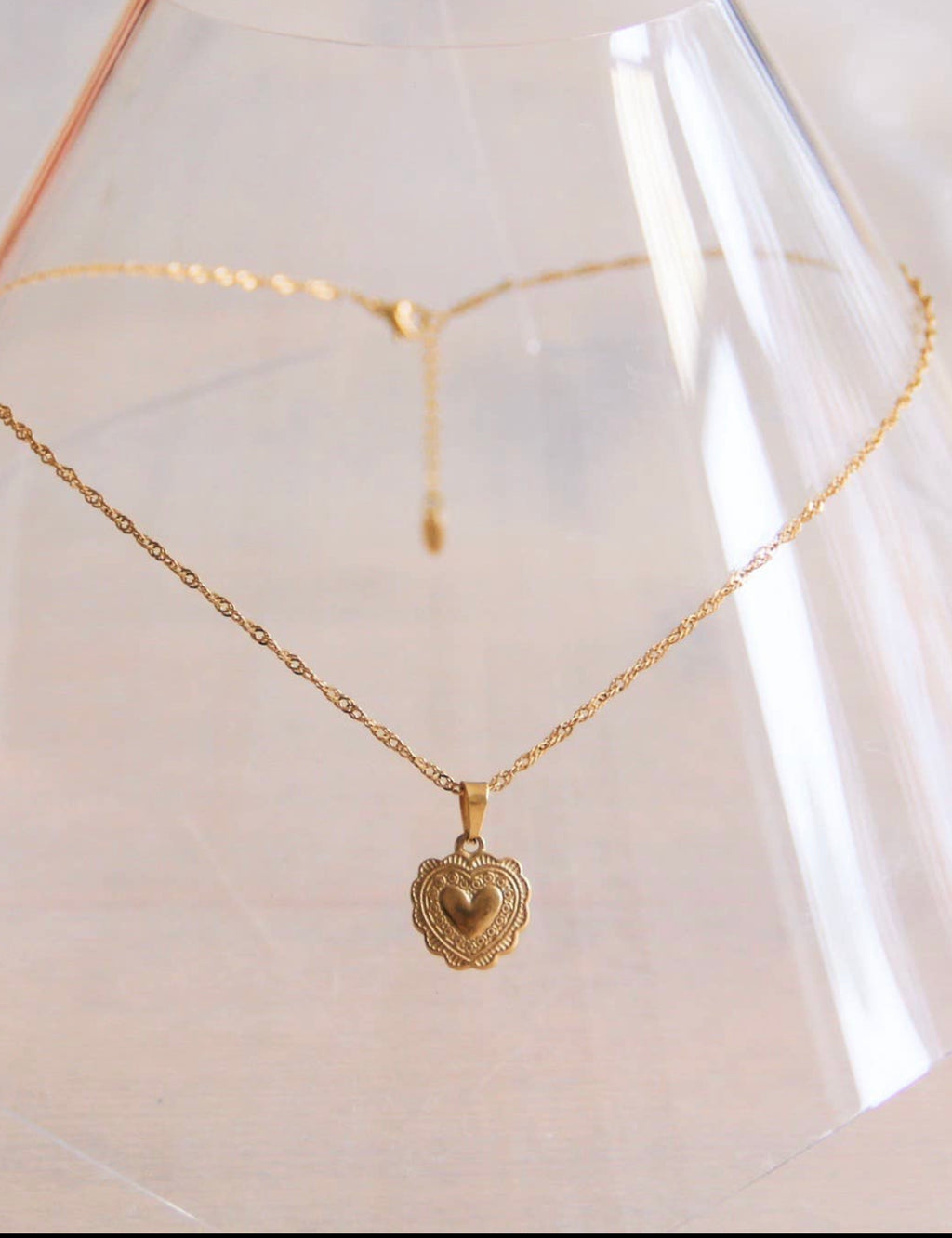 Caliel, collier cœur doré présenté en détail – OZ’anges