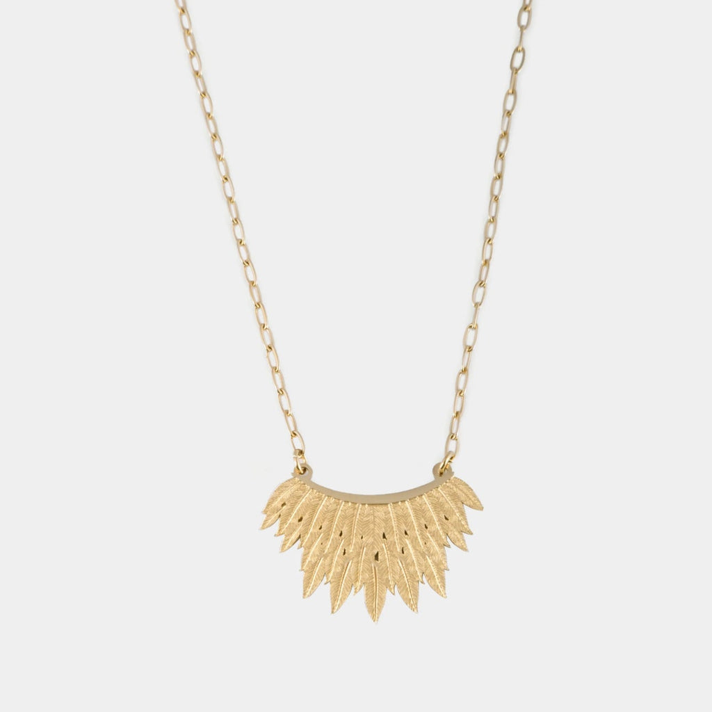 Yara, détail du pendentif plume dorée – OZ’anges