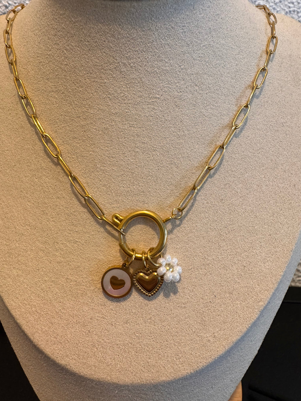 Talyana, collier doré avec cœur, fleur perlée et médaillon – OZ’anges