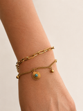 Azmira, bracelet doré multirang turquoise porté au poignet – OZ’anges