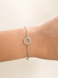 Shams, bracelet argenté fin à motif soleil porté au poignet – OZ’anges