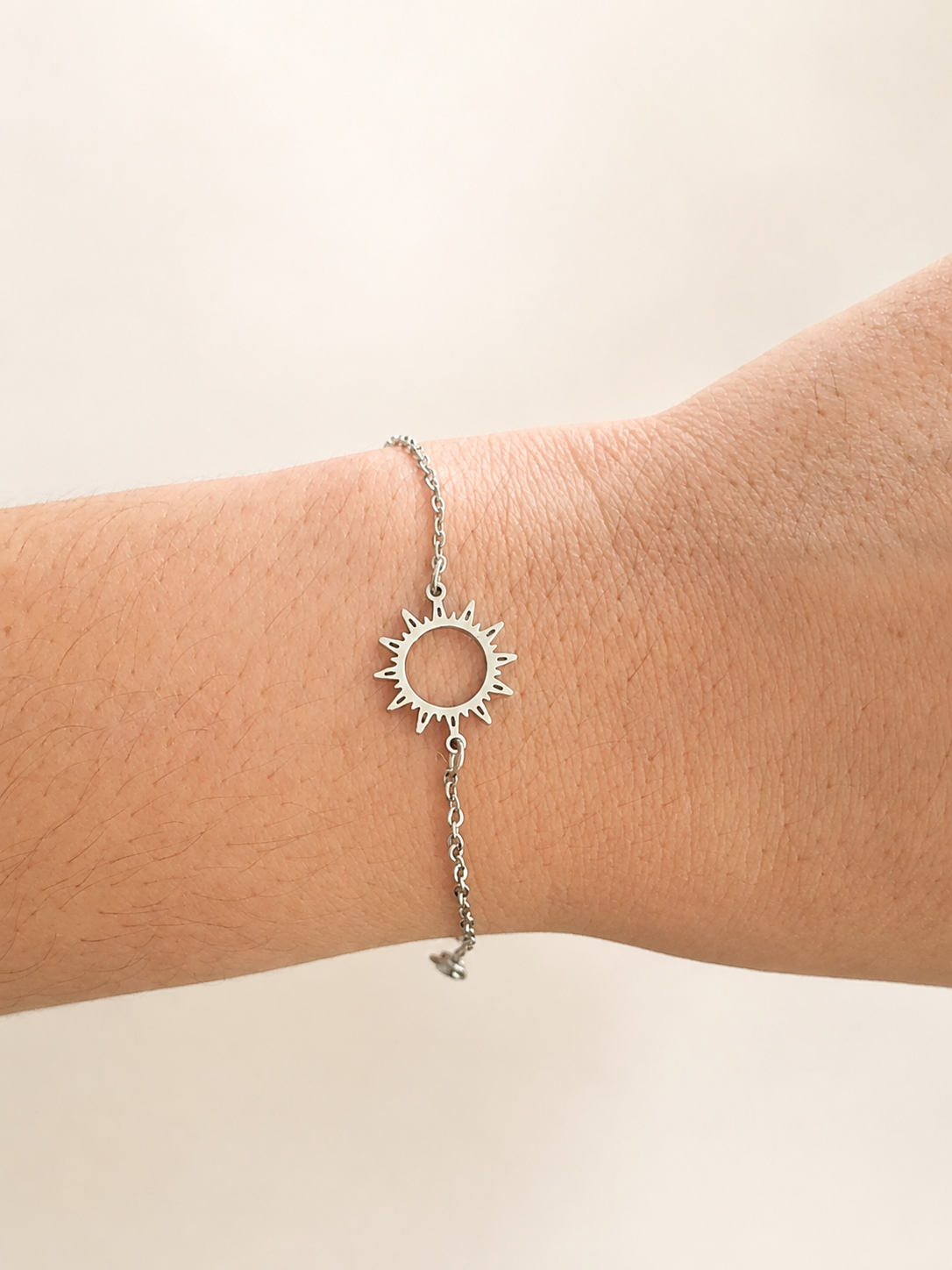 Shams, bracelet argenté fin à motif soleil porté au poignet – OZ’anges