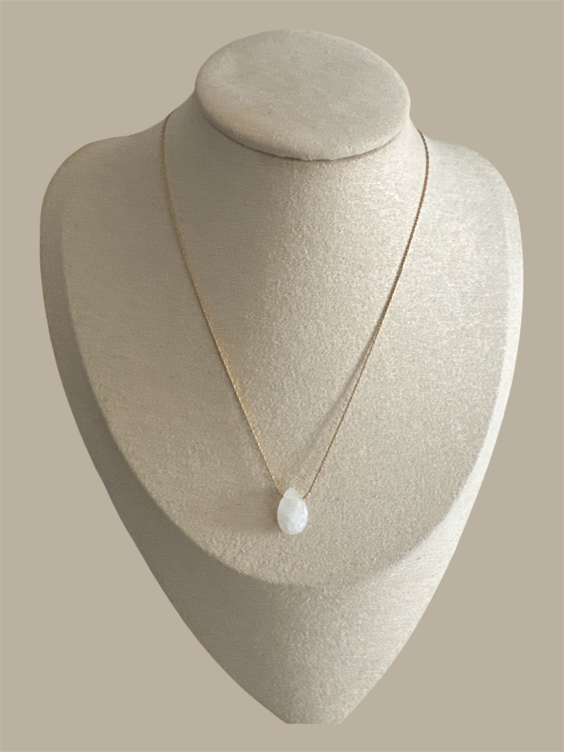 Naïa, collier doré à pendentif goutte claire – OZ’anges