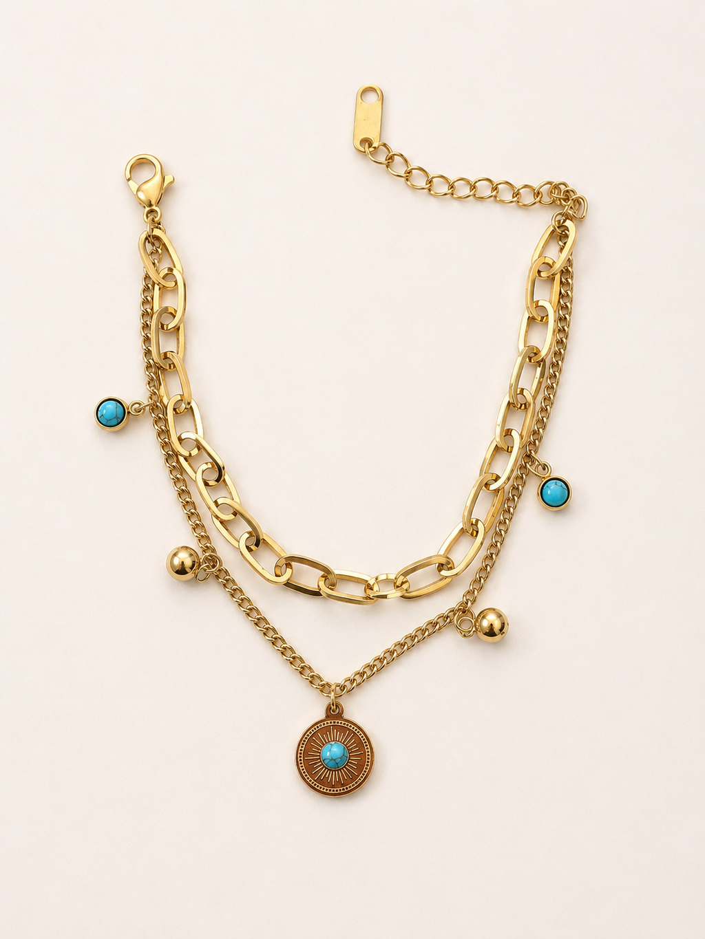 Azmira, bracelet doré multirang à pampilles turquoise sur fond beige – OZ’anges