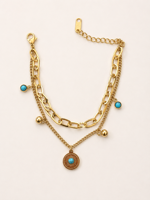 Azmira, bracelet doré multirang à pampilles turquoise sur fond beige – OZ’anges