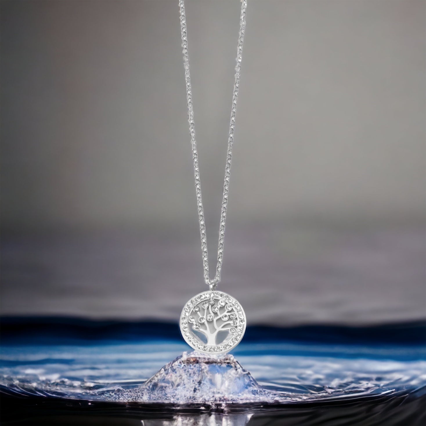 Iliana, collier arbre de vie argenté en mise en scène – OZ’anges