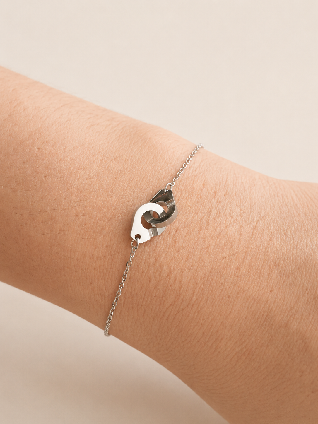 Rimaya, bracelet argenté à maillons entrelacés porté au poignet – OZ’anges