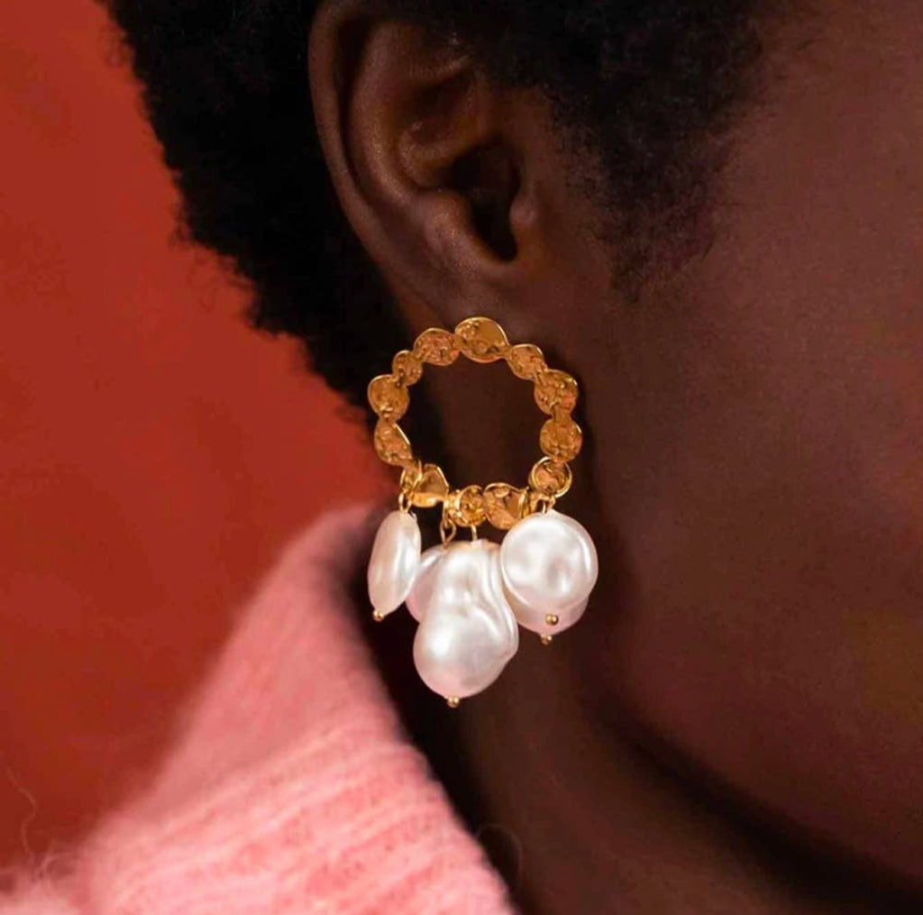Safiya, créoles dorées aux perles baroques, vue alternative – OZ’anges
