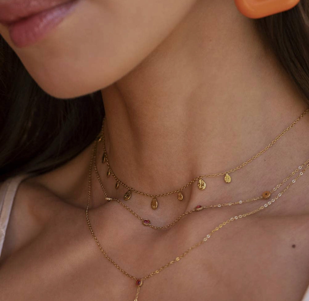 Delya, collier doré aux pampilles solaires porté – OZ’anges