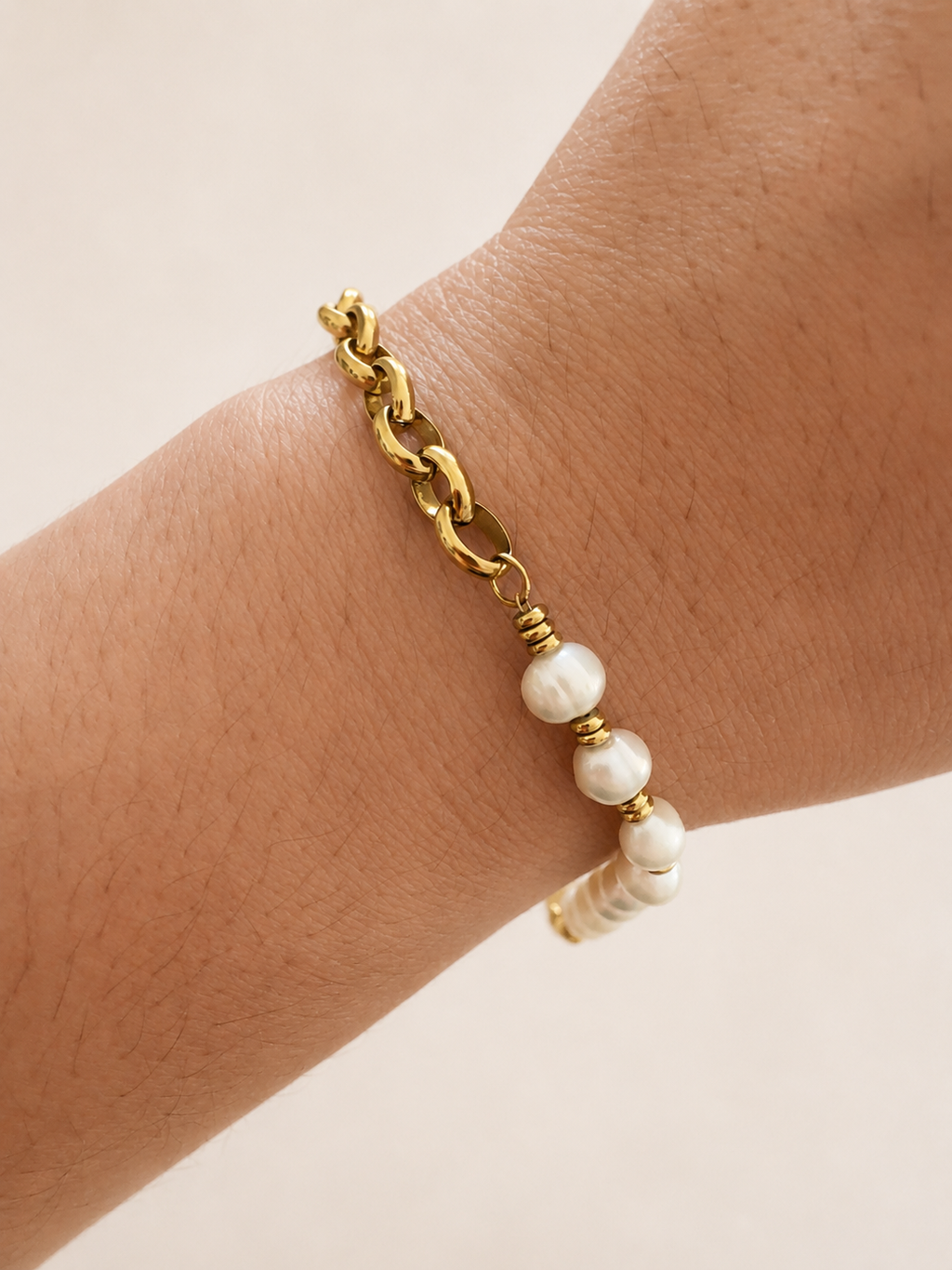 Liyana, bracelet doré chaîne et perles nacrées porté au poignet – OZ’anges