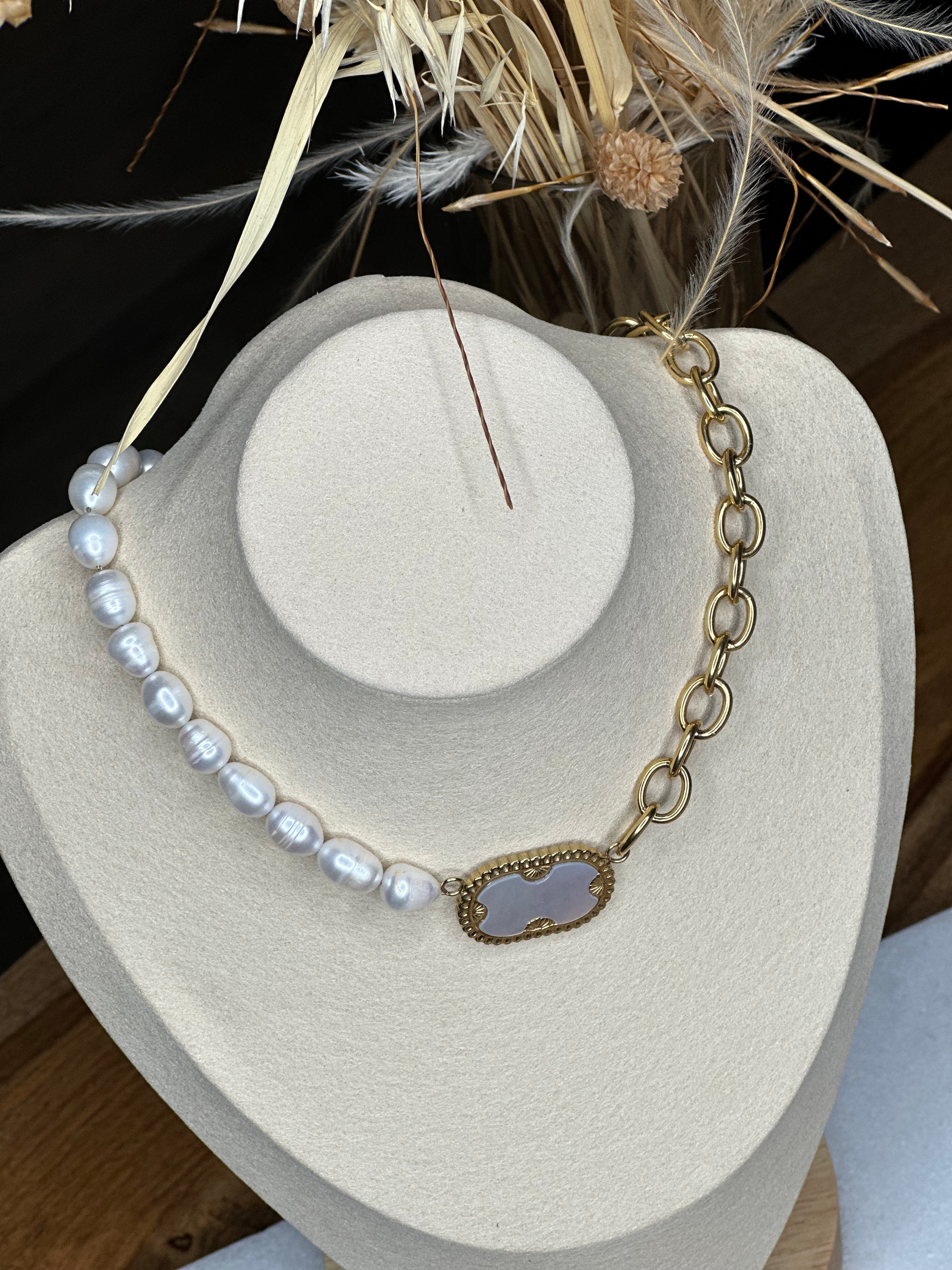 Perlaya, collier asymétrique doré avec perles et médaillon nacré – OZ’anges