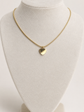 Amalya, collier doré à petit pendentif cœur sur fond beige – OZ’anges