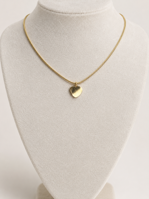Amalya, collier doré à petit pendentif cœur sur fond beige – OZ’anges