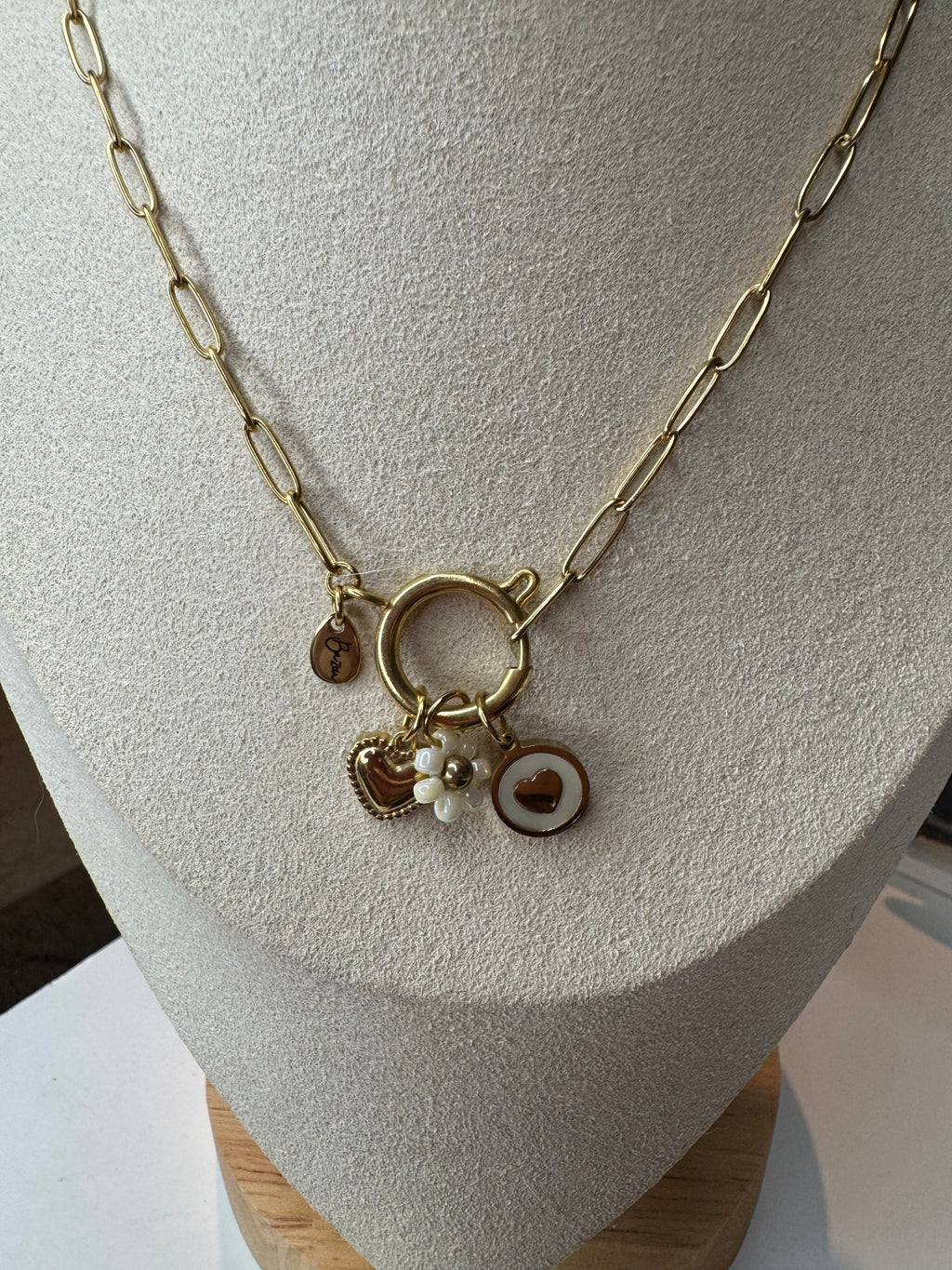 Talyana, collier doré à maillons et charms porté sur buste – OZ’anges