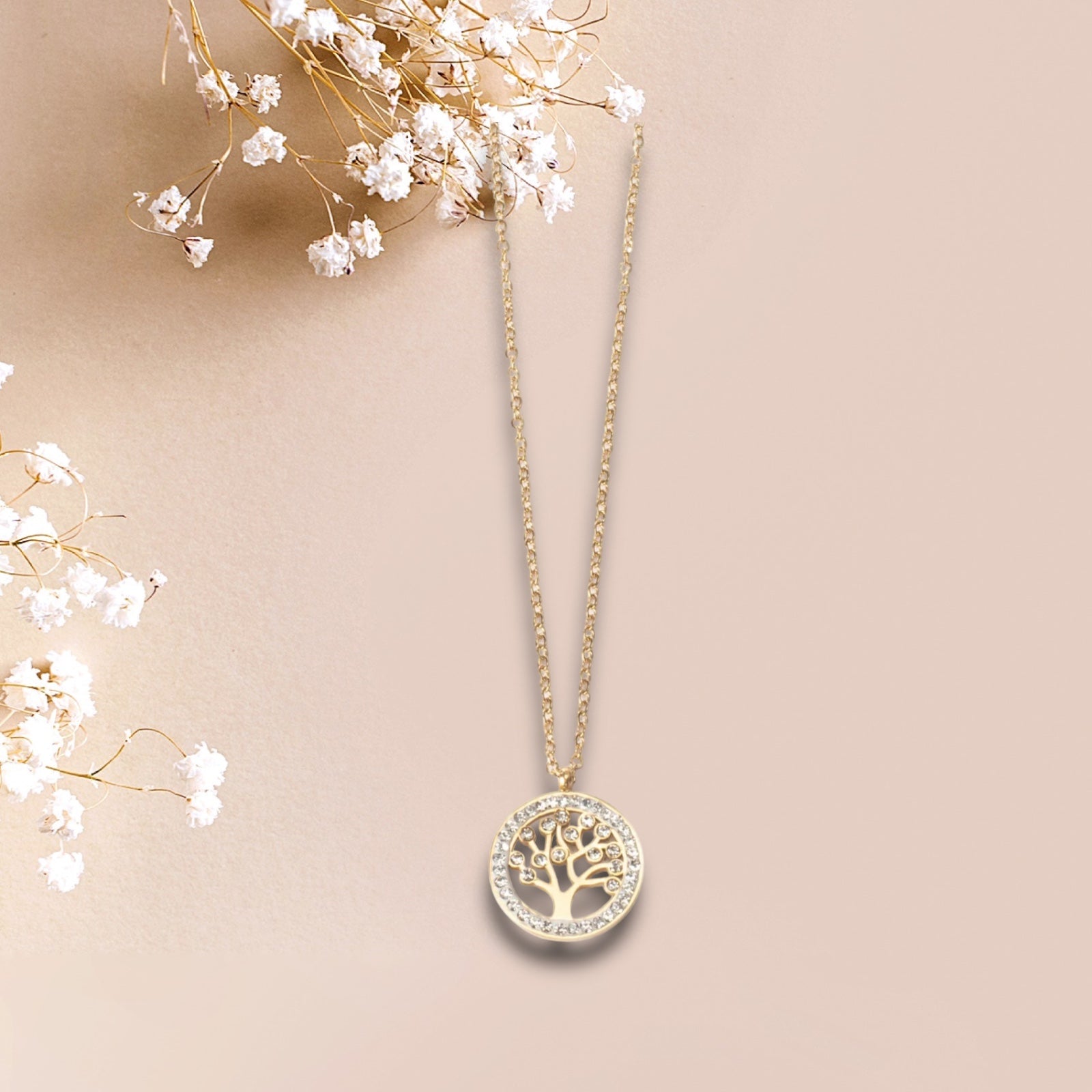 Iliana, collier arbre de vie porté sur fond beige – OZ’anges