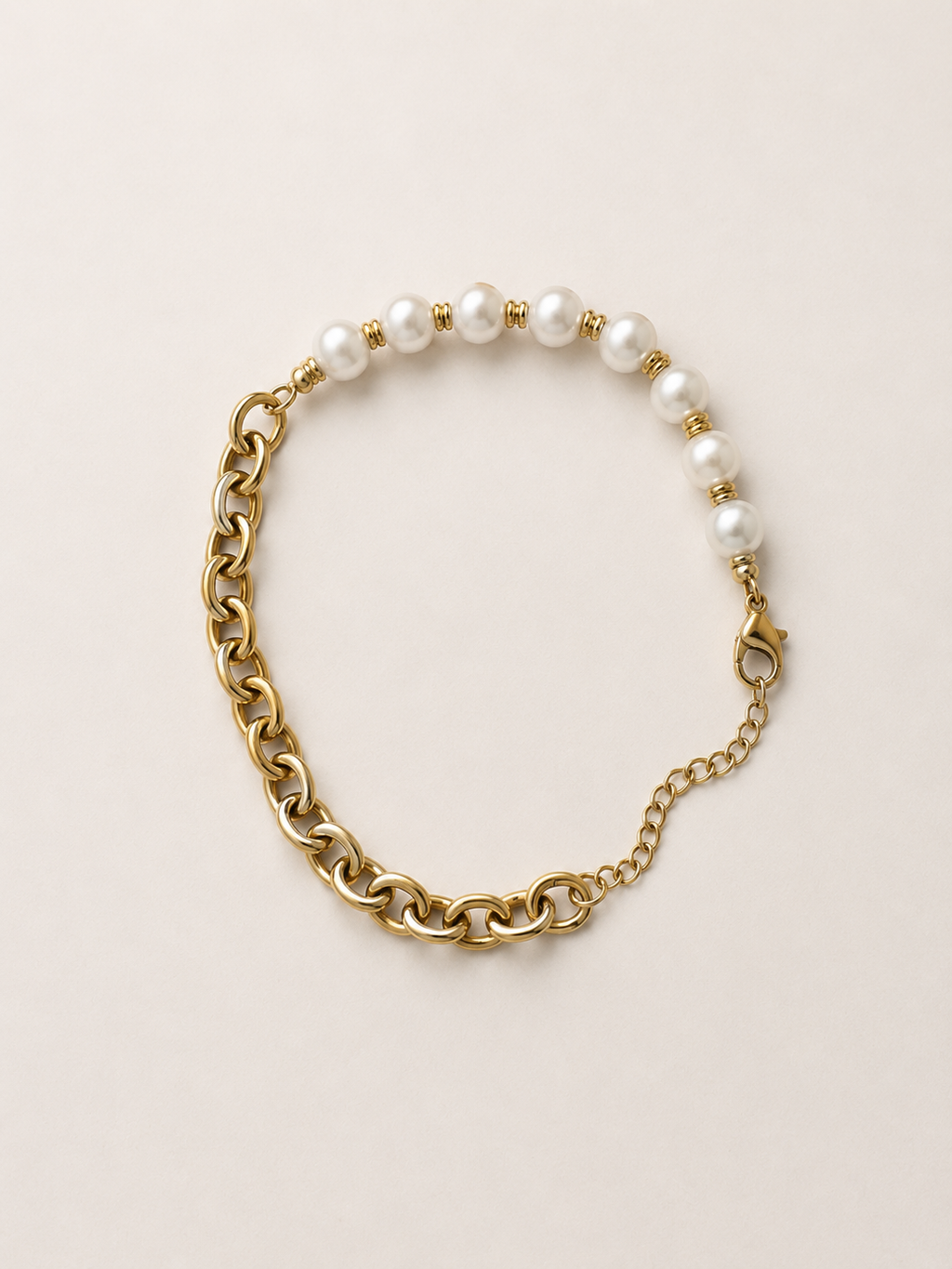 Liyana, bracelet doré chaîne et perles nacrées sur fond beige – OZ’anges