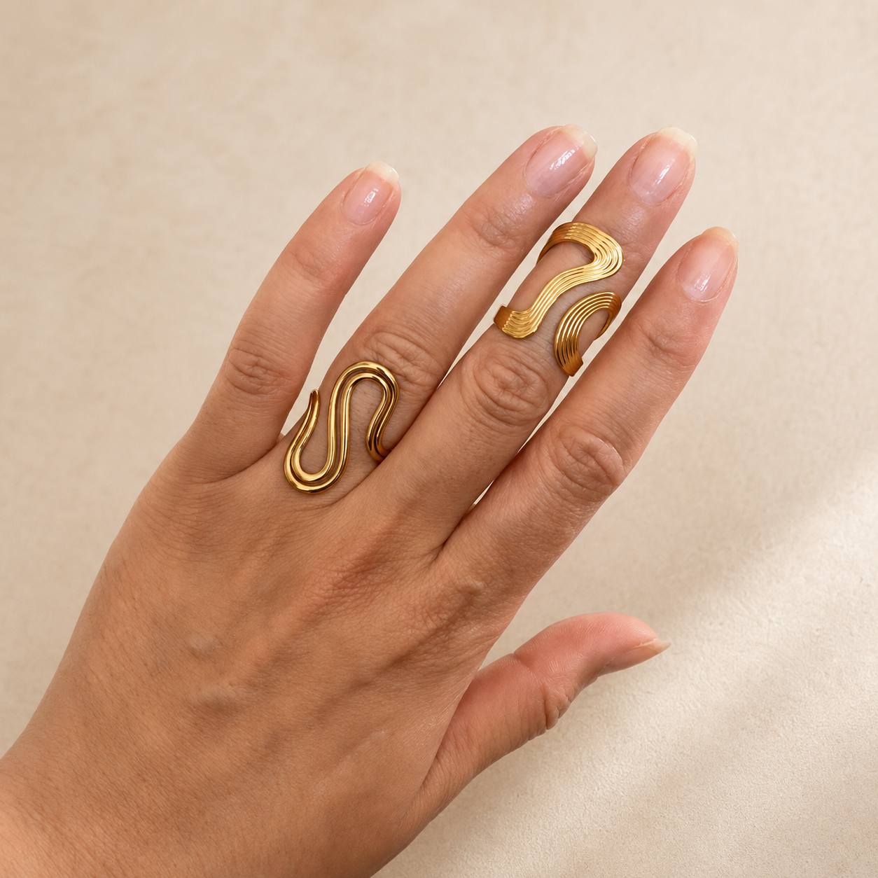 Soléna, bague dorée aux lignes ondulées, vue alternative – OZ’anges