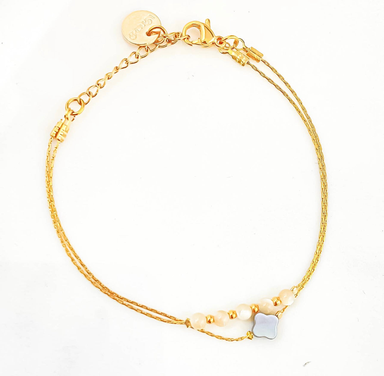 Dounia, bracelet doré et nacré présenté à plat – OZ’anges