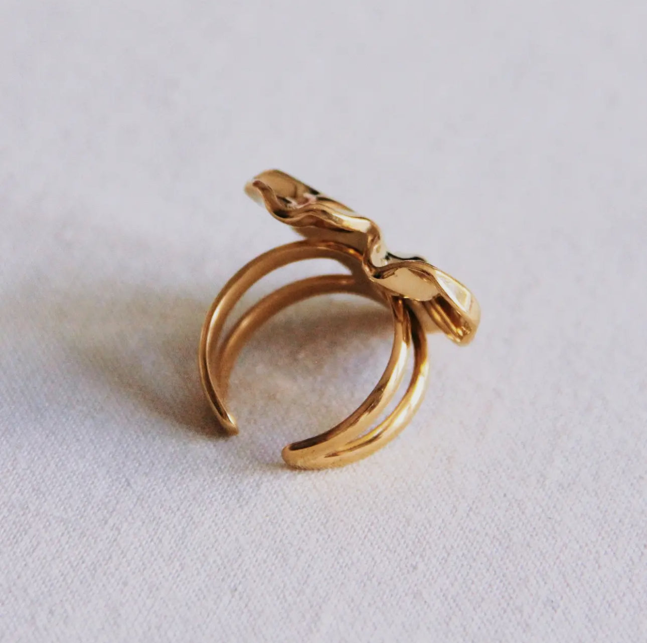Samara, bague cœur martelé dorée vue de dos – OZ’anges