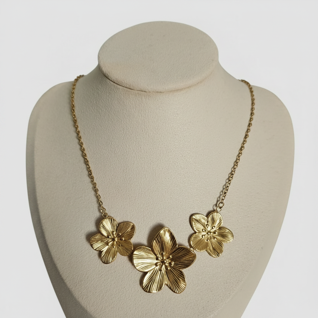 Zayna, détail du collier doré à fleurs – OZ’anges