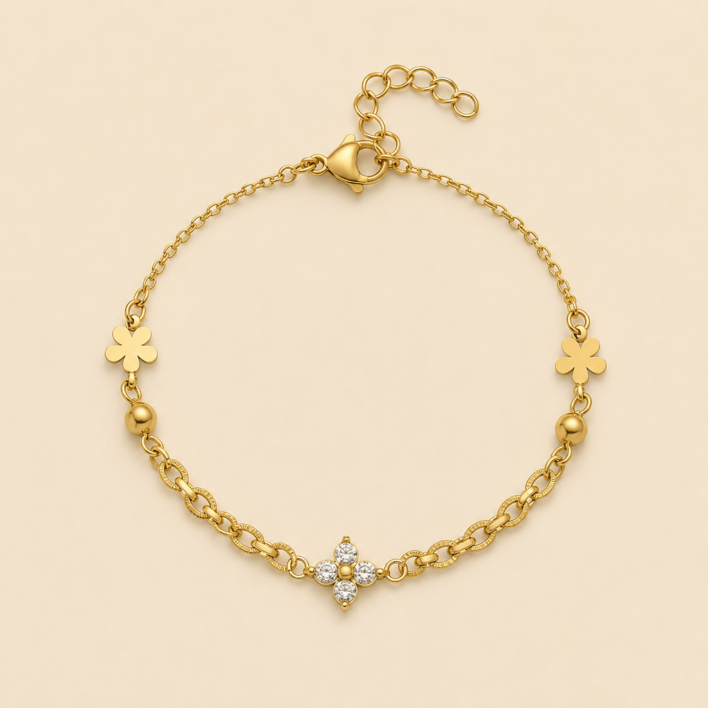 Bracelet Éloria doré avec fleur à quatre cristaux sur fond ivoire