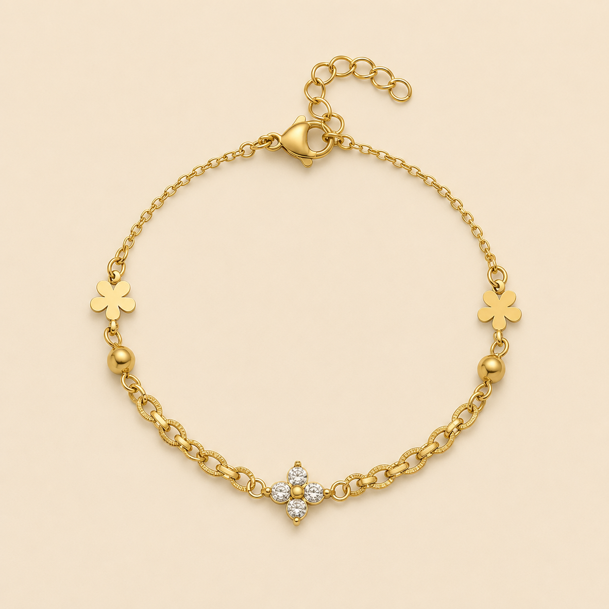 Bracelet Éloria doré avec fleur à quatre cristaux sur fond ivoire