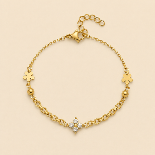 Bracelet Éloria doré avec fleur à quatre cristaux sur fond ivoire