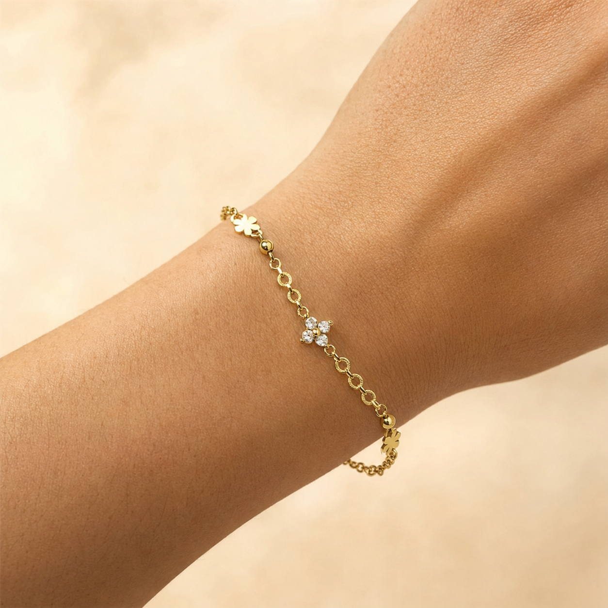 Bracelet Éloria doré en acier inoxydable 304 porté au poignet