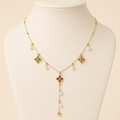 Collier Floréa en Y sur buste ivoire, trèfles multicolores et perles