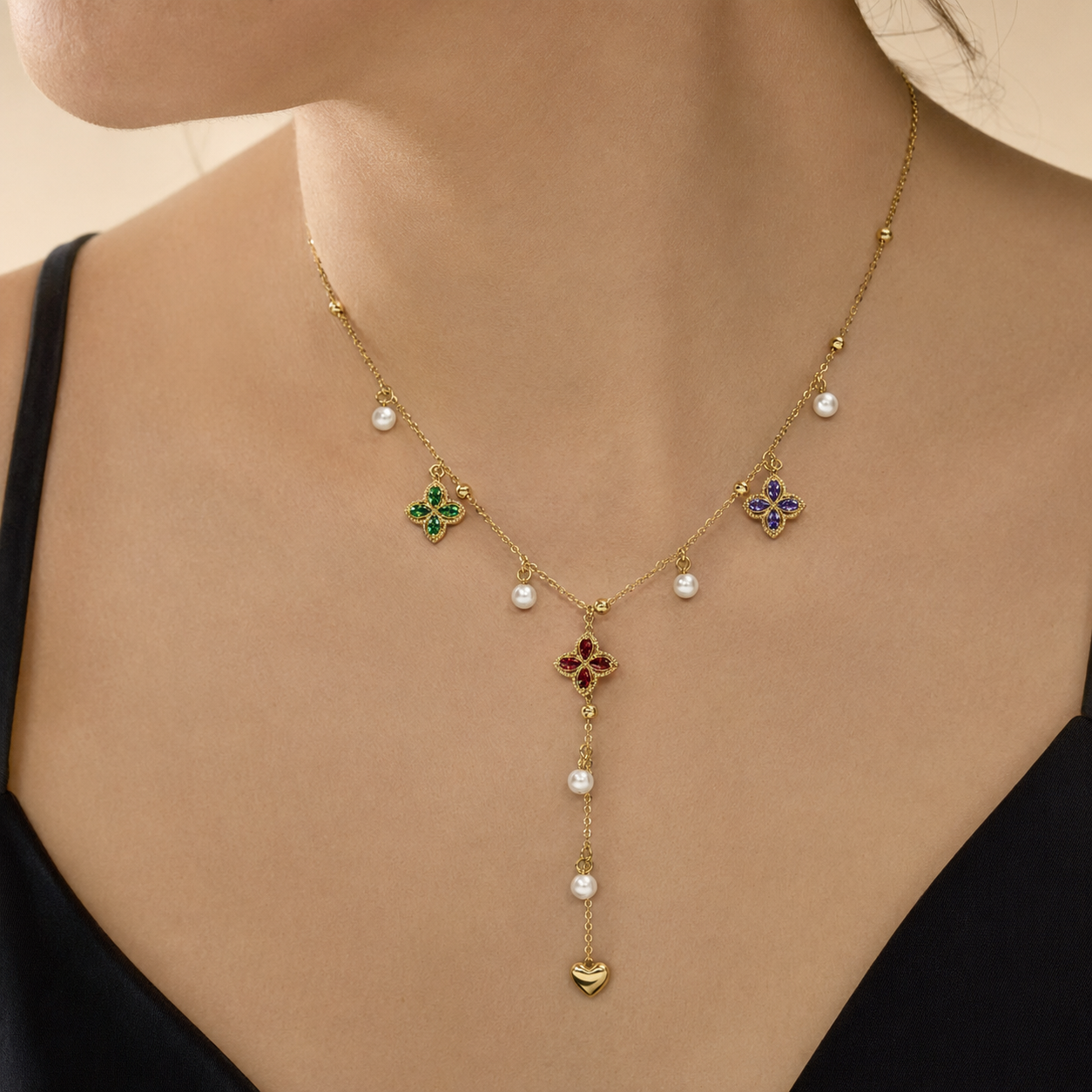 Collier Floréa en Y porté, trèfles multicolores, perles et cœur doré