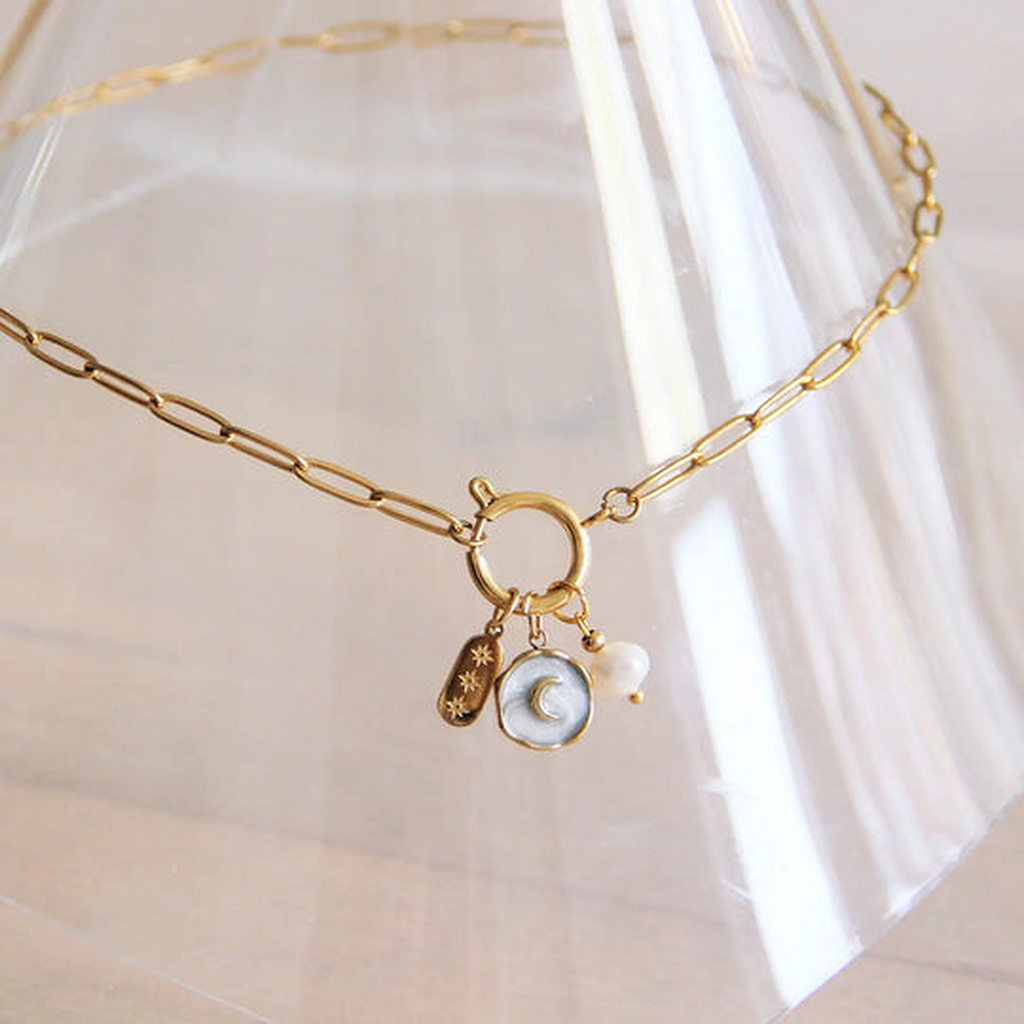 Lunatrih, détail du collier lune, nacre et perle – OZ’anges