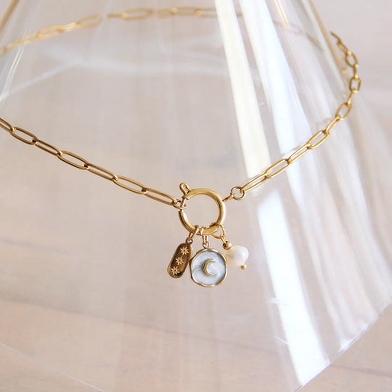 Lunatrih, détail du collier lune, nacre et perle – OZ’anges