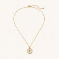 Mahira, collier doré à médaillon nacré et croissant de lune sur fond ivoire – OZ’anges
