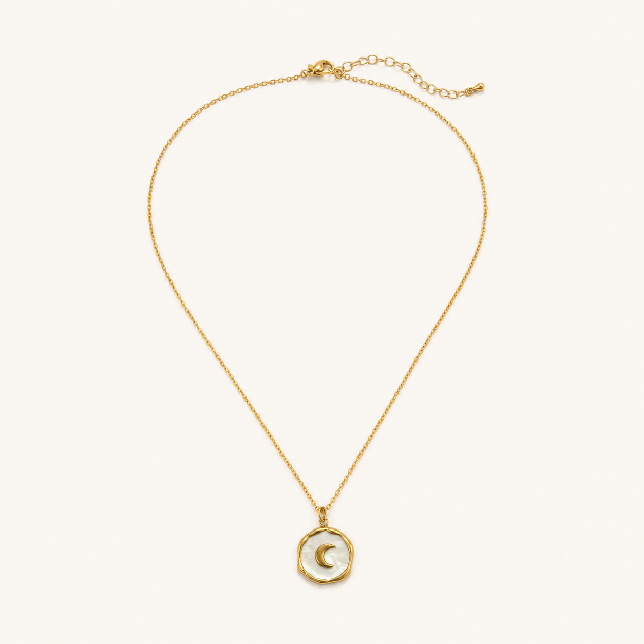 Mahira, collier doré à médaillon nacré et croissant de lune sur fond ivoire – OZ’anges