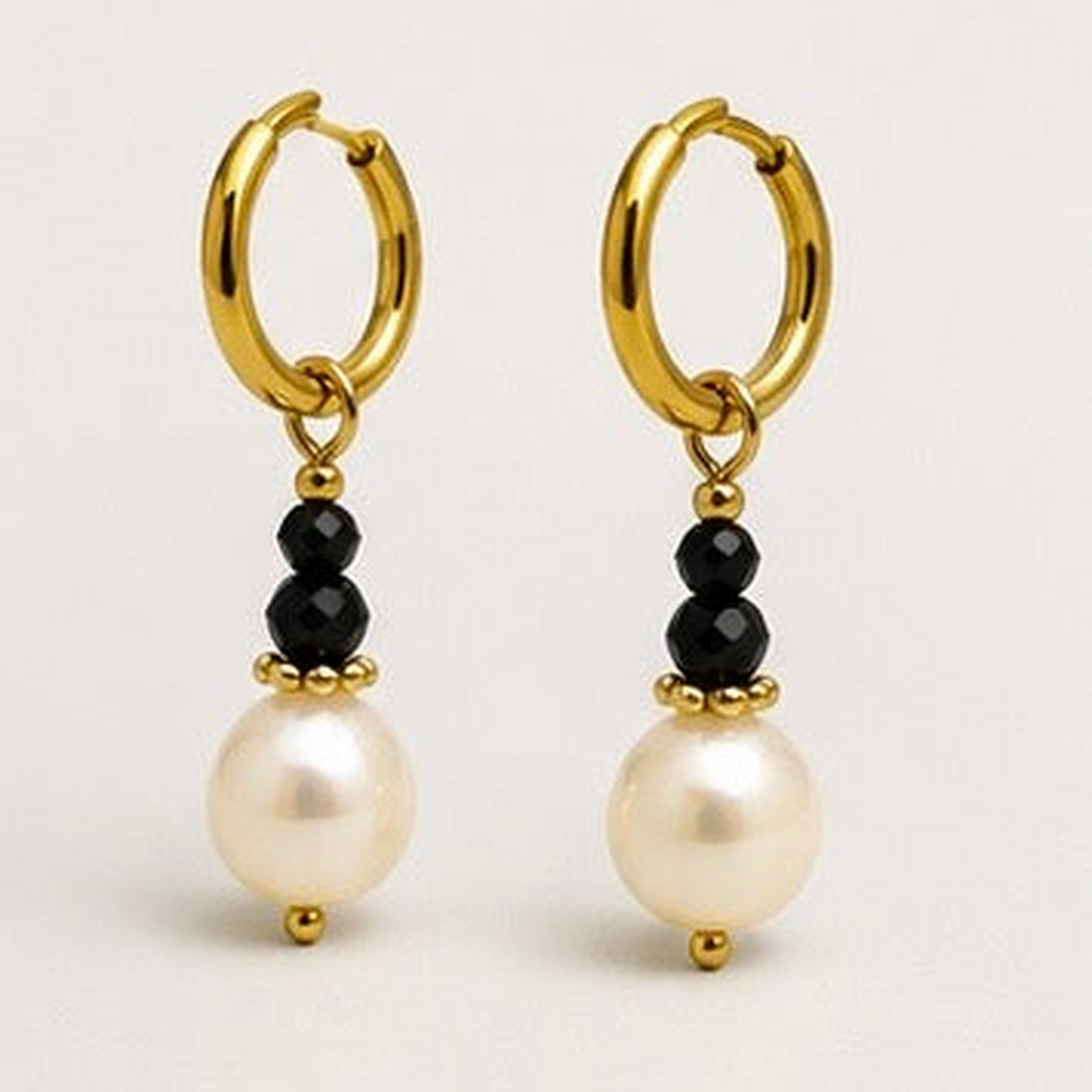 Mina, boucles dorées aux perles noires et nacrées – OZ’anges