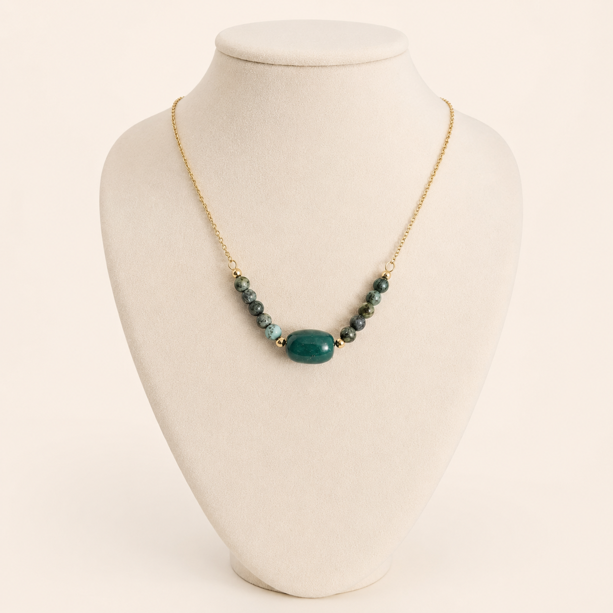 Naïra — Collier doré aux perles vertes – OZ’anges