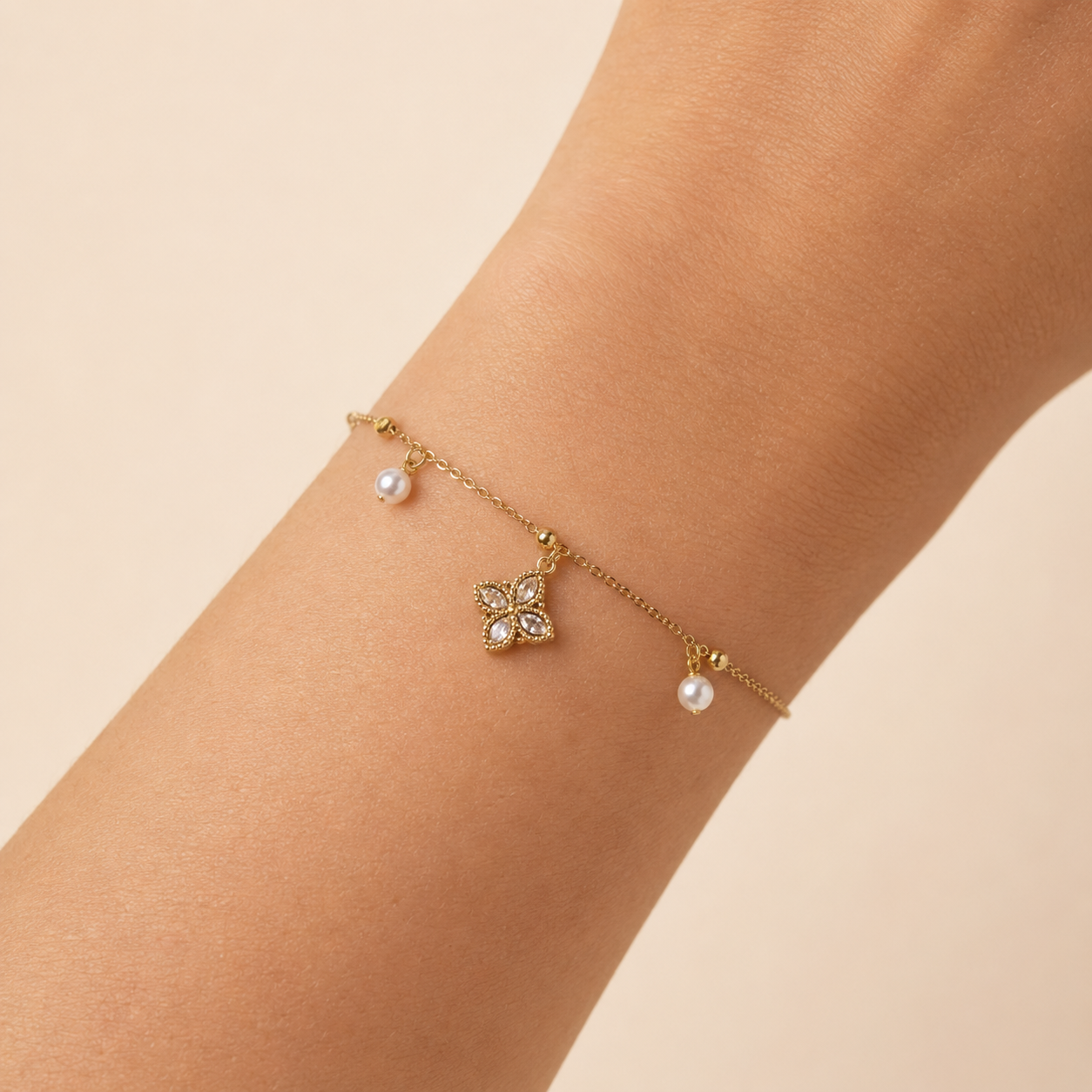 Nélaya bracelet trèfle doré perlé, variante cristal, porté au poignet – OZ’anges
