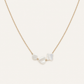 Nouréa, collier doré aux motifs nacrés sur fond beige ivoire