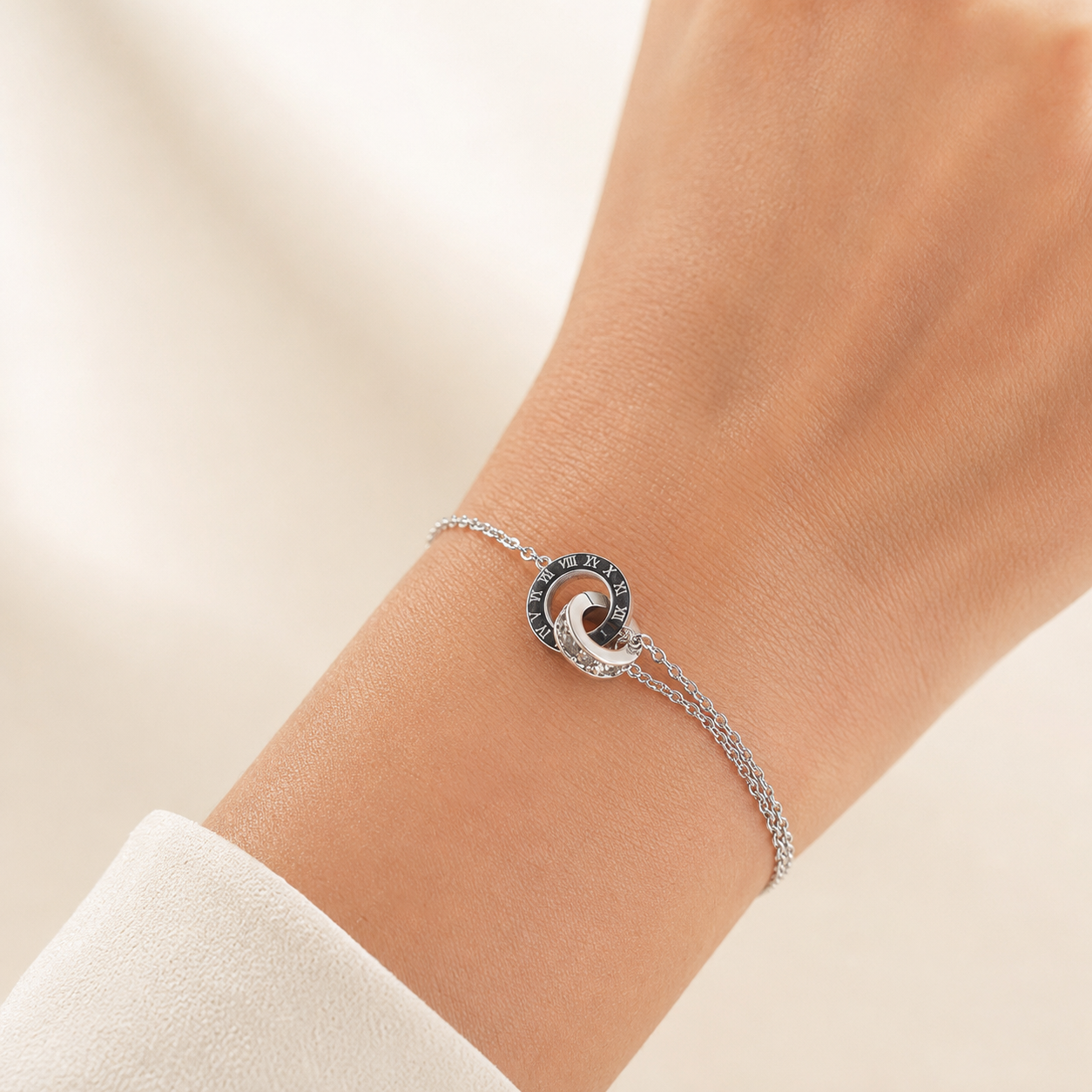 Bracelet Tempéria argenté à anneaux entrelacés porté au poignet