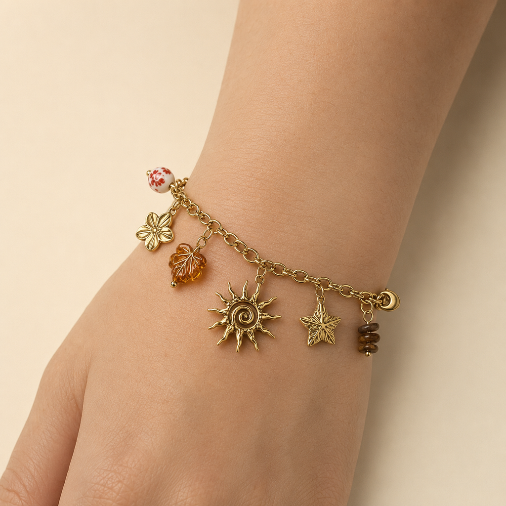 Bracelet Auréna doré à charms nature porté au poignet