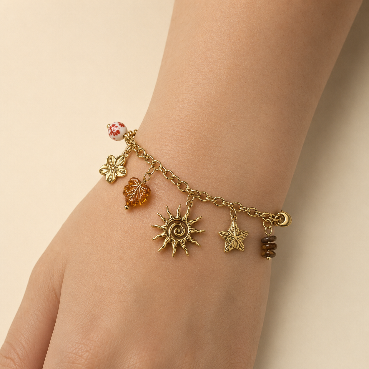 Bracelet Auréna doré à charms nature porté au poignet