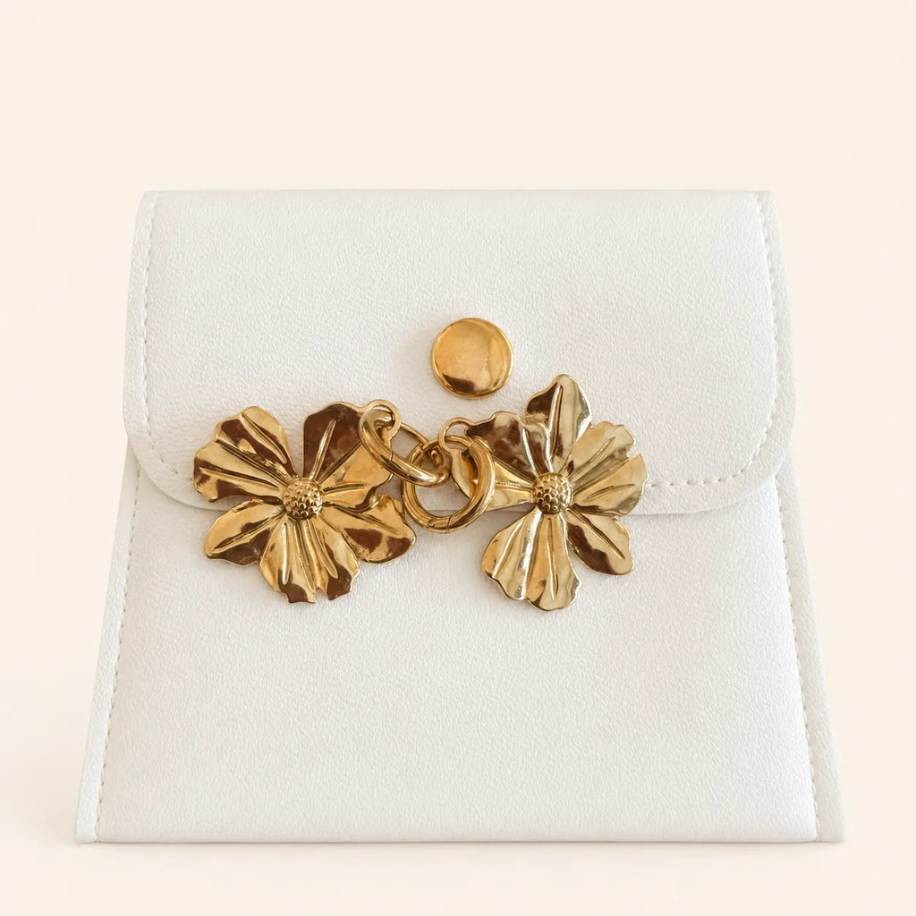 Floria, vue arrière des boucles fleurs dorées et de leurs attaches OZ’anges