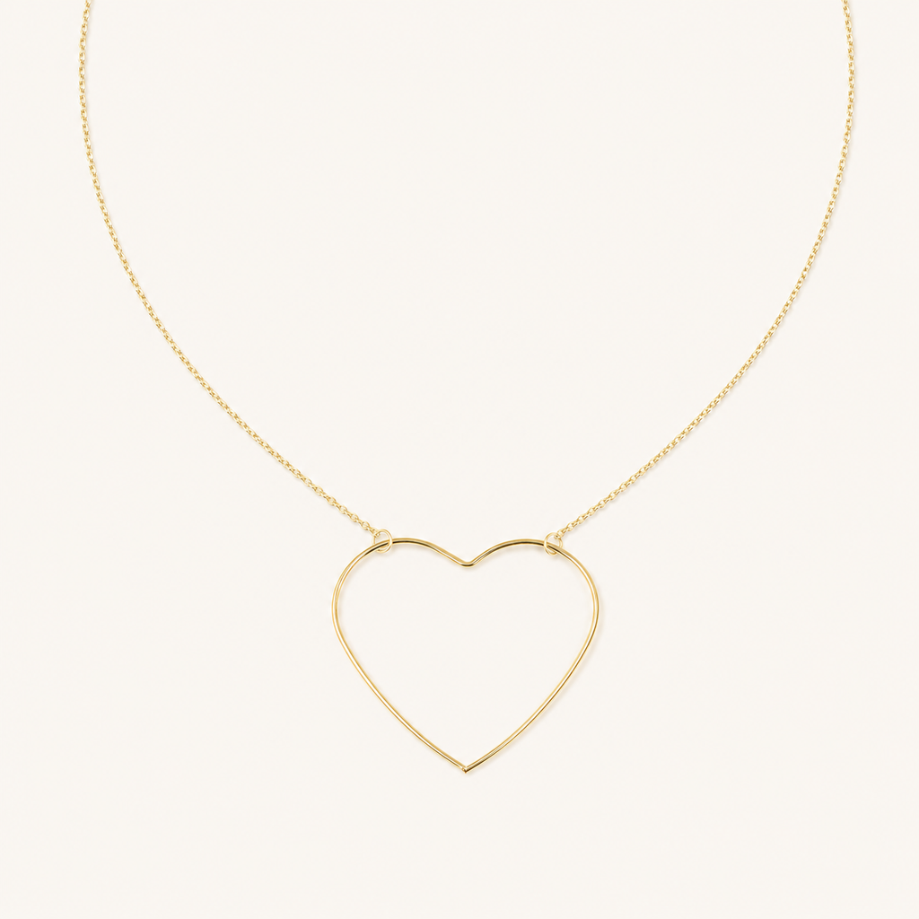 Qalbia, collier doré à grand cœur filaire sur fond ivoire – OZ’anges