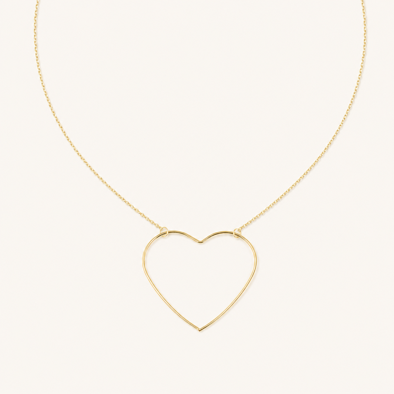 Qalbia, collier doré à grand cœur filaire sur fond ivoire – OZ’anges
