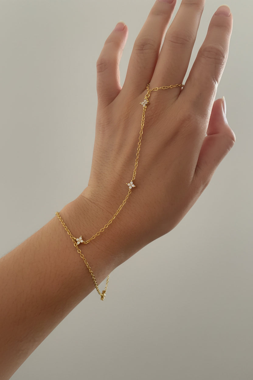 Sélya bracelet de main doré à fleurs de cristaux, vue réelle au poignet – OZ’anges