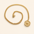 Shamaya, collier doré à médaille rose des vents sur fond ivoire – OZ’anges