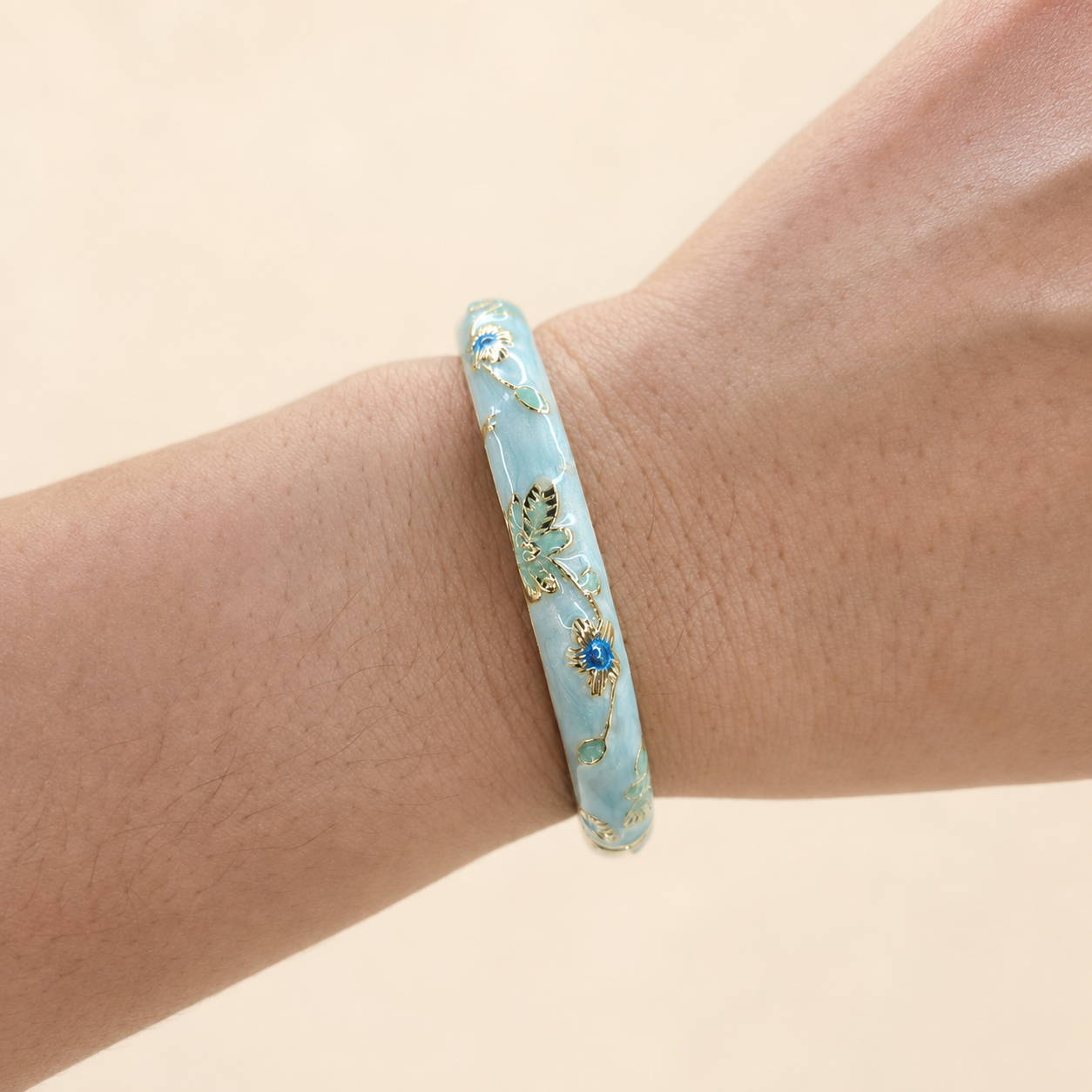 Siaméa jonc thaïlandais floral bleu ciel porté au poignet – OZ’anges