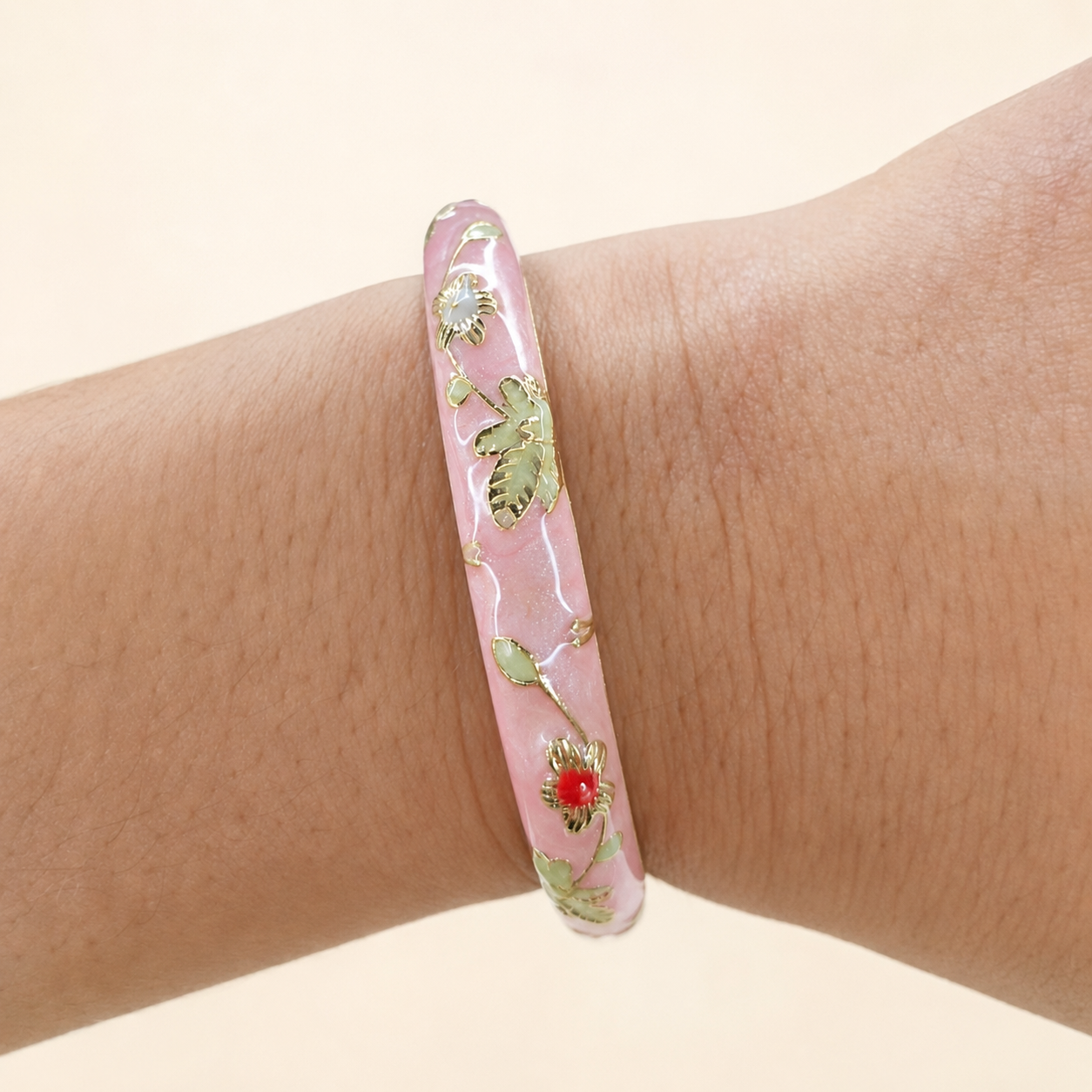 Siaméa jonc thaïlandais floral rose porté au poignet – OZ’anges