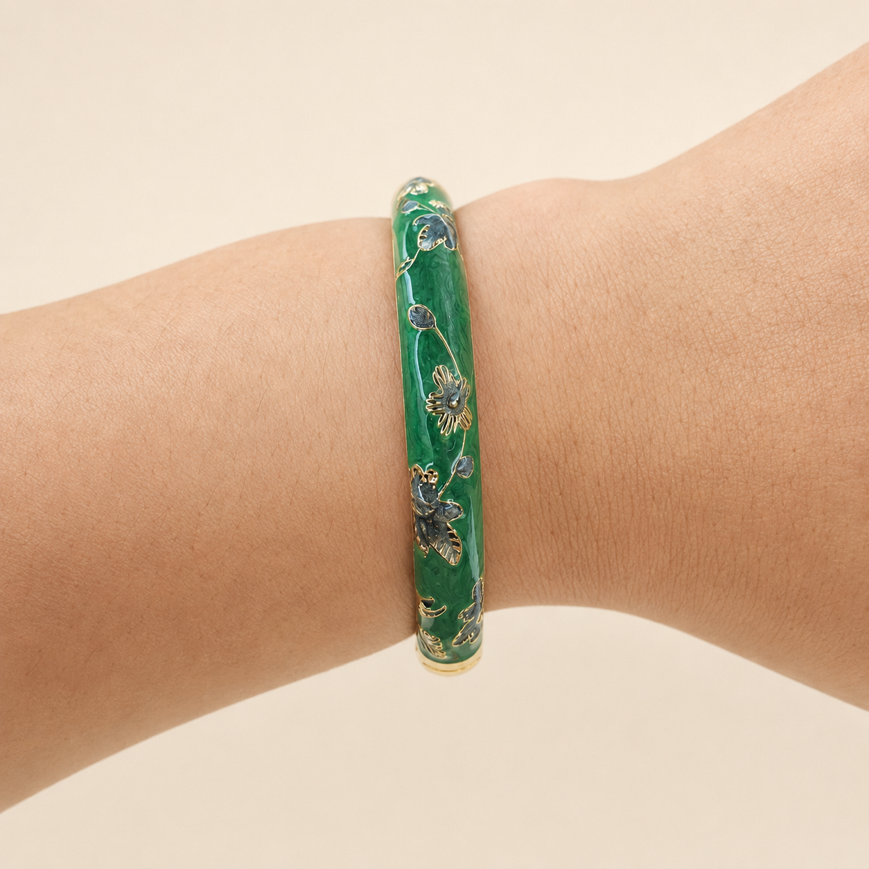 Siaméa jonc thaïlandais floral vert émeraude porté au poignet – OZ’anges